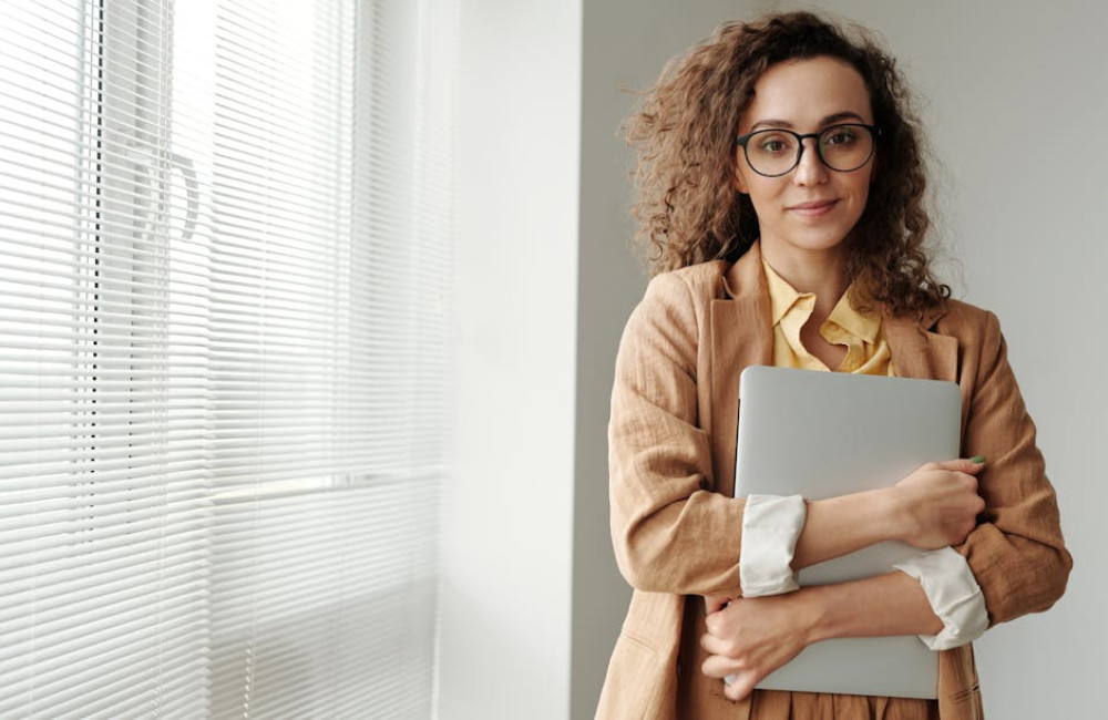 Sterke vrouwelijke look als manager? Kies voor krullen!